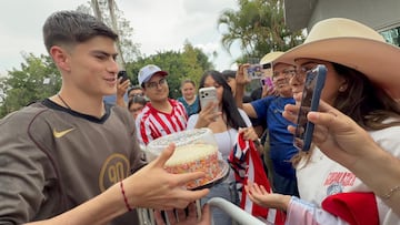 Afición de Chivas celebra cumpleaños de Armando González