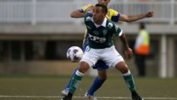 Luna protege el bal&oacute;n ante Berr&iacute;os en el duelo contra Universidad de Concepci&oacute;n.