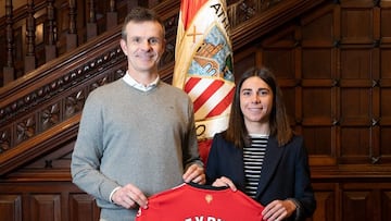 Jon Uriarte y Ane Elexpuru posan juntos por la renovación de la futbolista del Athletic hasta 2027.