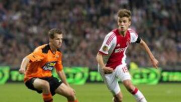 El jugador del Ajax Lucas Andersen ante Gerry Koning del Volendam hoy, mi&eacute;rcoles 25 de septiembre de 2013, durante un partido de la Copa KNVB en el Amsterdam Arena de &Aacute;msterdam (Holanda). 
