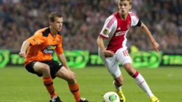 El jugador del Ajax Lucas Andersen ante Gerry Koning del Volendam hoy, miércoles 25 de septiembre de 2013, durante un partido de la Copa KNVB en el Amsterdam Arena de Ámsterdam (Holanda).