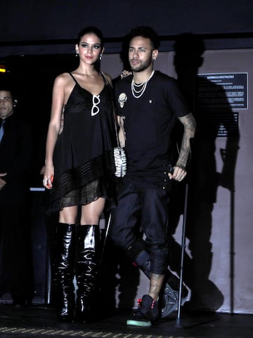 Neymar y su pareja Bruna Marquezine llegan a una discoteca en Sao Paulo donde la hermana del brasileño celebró su cumpleaños.
