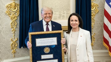 El presidente Donald Trump se reúne con la líder de la oposición venezolana, María Corina Machado en el Despacho Oval, el jueves 15 de enero de 2026.