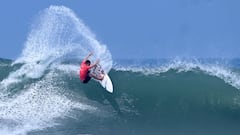 Hawaii governor pleads for tourists to stay away as covid-19 grips Pacific state