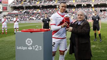 De Tom&aacute;s posa con el trofeo a mejor jugador del mes de LaLiga 1I2I3.