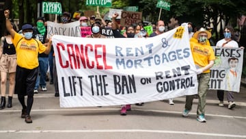 Gente protestando para la cancelación de la renta e hipotecas debido al coronavirus. Chicago, IL. USA. Junio 20, 2020.