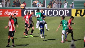 San Martín celebra el gol de la victoria sobre Estudiantes.