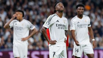 TOPSHOT - Real Madrid's Brazilian forward #07 Vinicius Junior (C) reacts after AC Milan scored their second goal during the UEFA Champions League, league phase day 4 football match between Real Madrid CF and AC Milan at the Santiago Bernabeu stadium in Madrid on November 5, 2024. (Photo by OSCAR DEL POZO / AFP)
