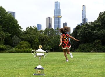La tenista japonesa ha posado ante los medios gr¨¢ficos con el trofeo del Open de Australia. Naomi Osaka se proclam¨® campeona tras vencer por 6-4 y 6-3 en 71 minutos a Jennifer Brady en la final del Open de Australia.