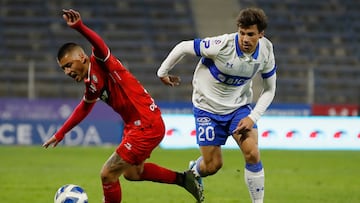Futbol, Universidad Catolica vs Union La Calera.
Fecha 13, campeonato Nacional 2022.
El jugador de Universidad Catolica Gonzalo Tapia, derecha, disputa el baln contra Esteban Valencia de Union La Calera durante el partido de primera division realizado en el estadio San Carlos de Apoquindo.
13/05/2022
Felipe Zanca/Photosport
Football, Universidad Catolica vs Union La Calera.
13 th date, 2022 National Championship.
Universidad CatolicaÕs player Gonzalo Tapia, right, battle the ball against Esteban Valencia of Union La Calera during the first division match at San Carlos de Apoquindo stadium.
Santiago, Chile.
13/05/2022
Felipe Zanca/Photosport