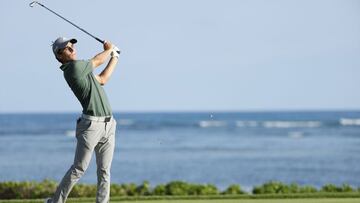 Joaquin Niemann golpea la bola durante la primera jornada del Sony Open in Hawaii en el Waialae Country Club de Honolulu, Hawaii.