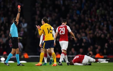 Sime Vrsaljko sent off on 10 minutes for another late challenge, this time on Lacazette.