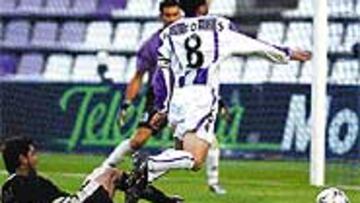 <b>INFRACCIONES</B>. El Valladolid se ha visto beneficiado de las faltas cometidas en el área rival.