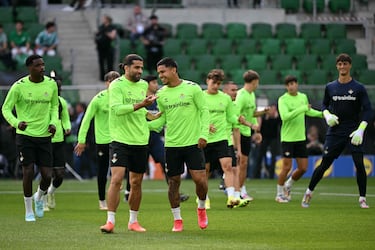 El defensa suizo del Real Betis, Ricardo Rodríguez, y el delantero colombiano #19 del Real Betis, Cucho Hernández, charlan durante el entrenamiento.