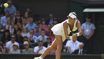 Garbi&ntilde;e Muguruza devuelve la bola a la italiana Camila Girorgi durante su partido de primera ronda del torneo de Wimbledon.