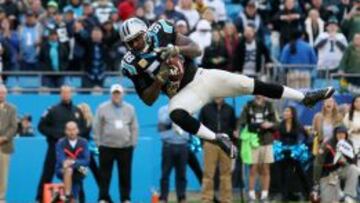 Thomas Davis intercepta a Aaron Rodgers en el partido del pasado domingo.