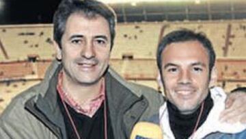 <b>EN ACCIÓN.</b> Manolo Lama y Antonio Romero ayer para narrar, de verdad, el Sevilla-Real Madrid.