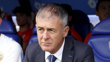 Lucas Alcaraz, en el banquillo durante un partido del Almería esta temporada.