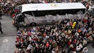 <b>GRAN ALEGRÍA.</b> Cánticos y bengalas animaron la fiesta de la sección del Real Madrid de baloncesto, que no se cansó de alardear de su título.