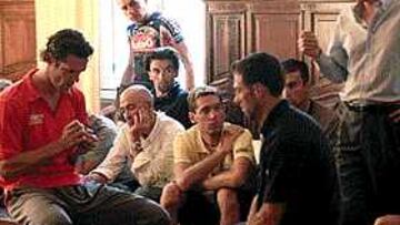 <b>PELOTÓN EN ENTREDICHO. </b>Los participantes del Giro se reunieron tras los registros de San Remo.