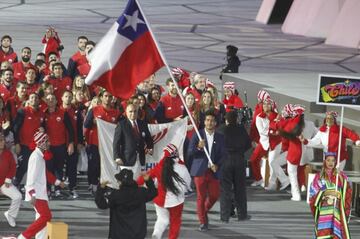 Felipe Miranda, abanderado nacional, lidera a la delegación chilena desfilando en el estadio Nacional de Lima en el marco de la inauguración de los Juegos Panamericanos Lima 2019.