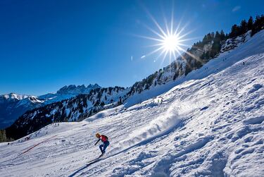 El Mundial de esquí de montaña se celebra del 2 al 8 de marzo en la localidad suiza de Morgins, donde se otorgan los primeros billetes para los Juegos Olímpicos de Invierno de Milano Cortina 2026. En la imagen, el francés Thibault Anselmet desciende por una pronunciada pendiente, rodeado de un bonito paisaje, durante la carrera de relevos mixtos.