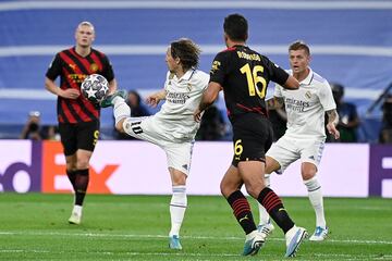 Luka Modric intenta controlar un balón.