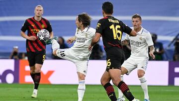 Luka Modric intenta controlar un balón.