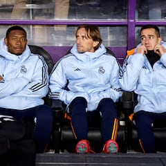 En el banco de Alaba, Modrick y Lucas Vasuke durante el partido Real Madrid.