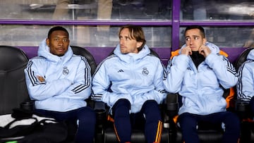 Alaba, Modric y Lucas Vázquez, en el banquillo durante un partido del Real Madrid.