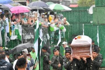 Interior del estadio arena Conda en Chapecó, donde se celebra el homenaje a los jugadores y miembros del equipo técnico del club, fallecidos en el accidente aéreo en Colombia.