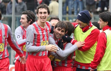 Astori salió de la cantera del AC Milan, aunque nunca llegó a debutar con el conjunto rossoneri. Se marchó cedido al Cremonese (foto) de la Serie C, dónde disputó 33 partidos con apenas 19 años.