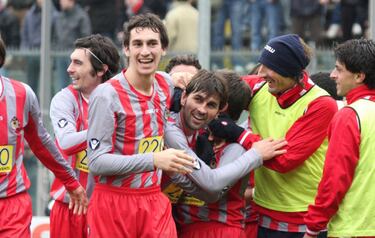 Astori salió de la cantera del AC Milan, aunque nunca llegó a debutar con el conjunto rossoneri. Se marchó cedido al Cremonese (foto) de la Serie C, dónde disputó 33 partidos con apenas 19 años.