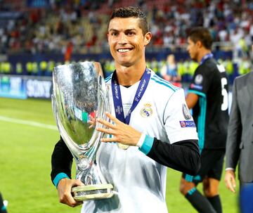 Cristiano tiene tres Supercopas de Europa (aunque no jugó la final de 2016). En la foto, levanta la Supercopa de 2017 ganada al Manchester United.  