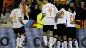 <b>VALENCIA 2 - ESPANYOL 1 </b>Los jugadores del Valencia celebran el gol de Vicente.