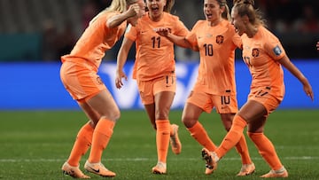 Stefanie van der Gragt celebra su gol a Portugal junto a sus compañeras.