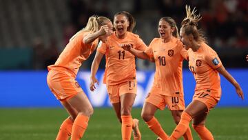 Stefanie van der Gragt celebra su gol a Portugal junto a sus compañeras.