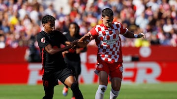 Soccer Football - LaLiga - Girona v FC Barcelona - Estadi Montilivi, Girona, Spain - September 15, 2024 Girona's Miguel Gutierrez in action with FC Barcelona's Lamine Yamal REUTERS/Albert Gea