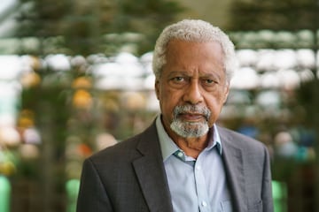 "Por su penetración compasiva y sin compromiso de los efectos del colonialismo y el destino de los refugiados en el abismo entre culturas y continentes".