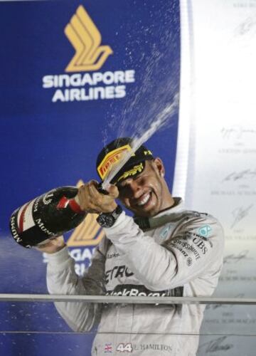 Lewis Hamilton celebrando la victoria. 