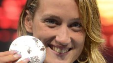Mireia Belmonte con la medalla de plata.