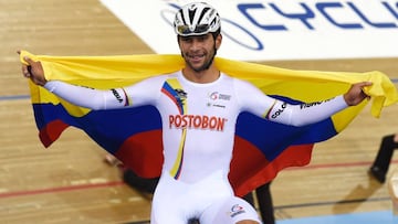 Fernando Gaviria celebra su victoria en la prueba de Omnium durante los Mundiales de Ciclismo en Pista de Londres.