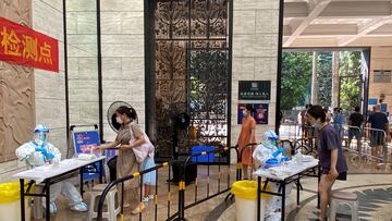 Medical workers in protective suits collect swabs from residents at a residential compound in Nanshan district, following a coronavirus disease (COVID-19) outbreak in Shenzhen, Guangdong province, China September 3, 2022. REUTERS/David Kirton