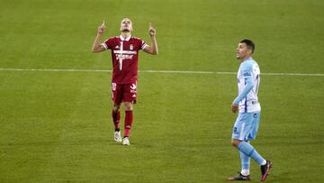 Gallar celebra su gol ante la decepción de Yanis