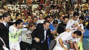 <b>FIESTA EN LA CANCHA.</B> ElPozo festeja el triunfo en la Recopa de Europa celebrada en Murcia.