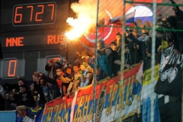 Montenegro-Rusia. El ¨¢rbitro Deniz Aytekin supendi¨® el partido tras los altercados posteriores al penalti a favor de los rusos.