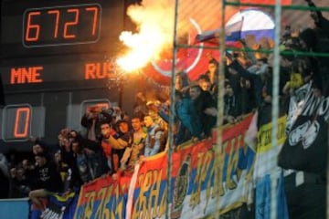 Montenegro-Rusia. El árbitro Deniz Aytekin supendió el partido tras los altercados posteriores al penalti a favor de los rusos.