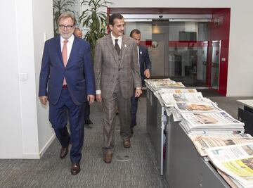 Juan Luis Cebrián y Shk. Khalid bin Thani bin Abdullah Al Thani, vicepresidente de Dar Al Sharq Group, en su visita a la redacción del Diario AS.