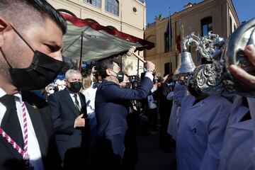 El presidente de la Junta de Andalucía, Juanma Moreno, llama al trono de traslado del Cautivo de Málaga, a 9 de abril de 2022 en Málaga (Andalucía, España)
09 ABRIL 2022
Álex Zea / Europa Press
09/04/2022