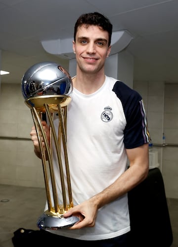 Aloc¨¦n fich¨® por el Real Madrid en 2019, pero pas¨® un ¨²ltimo a?o en Zaragoza en calidad de cedido. Aunque ha vivido un infierno con las lesiones (estuvo parado entre febrero de 2022 y noviembre de 2023), el Real Madrid ha ganado, desde que lleg¨® el base ma?o, 9 t¨ªtulos: una Euroliga (2023), dos Copas (2020 y 2024), dos Ligas (2022 y 2024) y cuatro Supercopas (2020, 2021, 2022 y 2023).